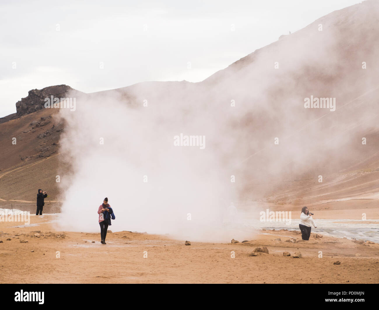 Le champ géothermique de Namafjall crachant des fumées de soufre toxiques en Mt. Námafjall près de Mývatn, Islande Banque D'Images