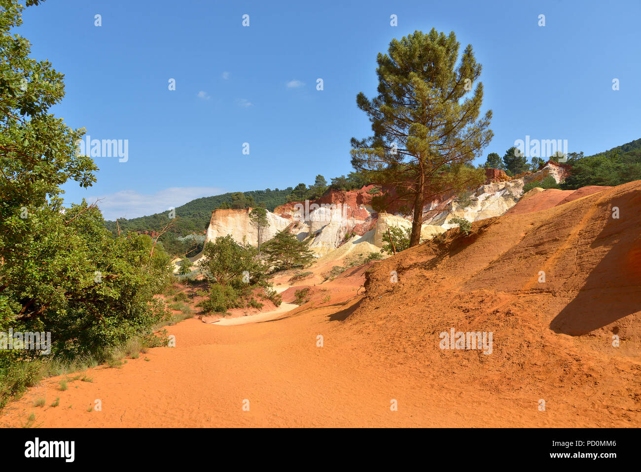 Célèbre des ocres du Luberon, situé à 10 kilomètres à l'ouest d'Apt et à 50 km d'Avignon dans la région Provence en France. Banque D'Images