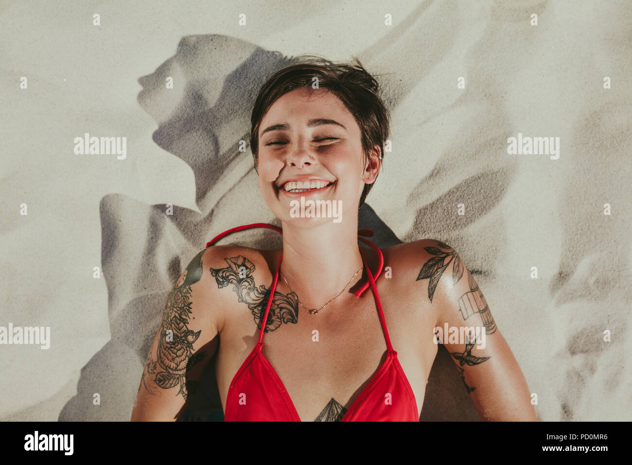 Close Up Top View Of A Smiling Woman In Bikini Allongé Sur