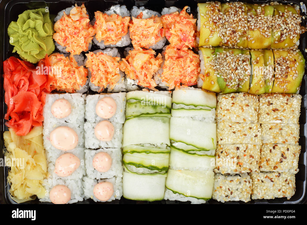 Cuisine - boissons et nourriture. Vue de dessus sushi roll arrière-plan. Banque D'Images