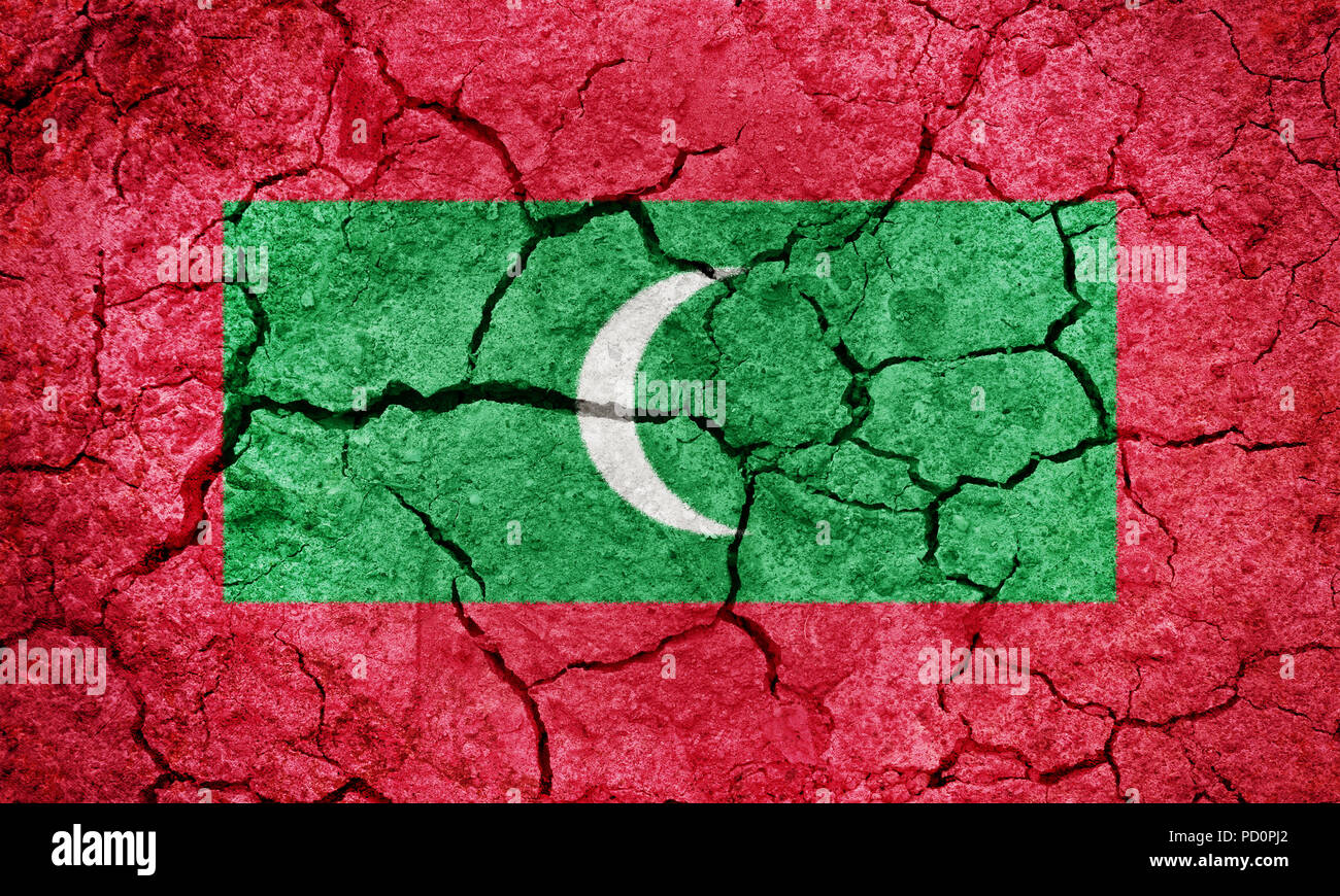 République des Maldives drapeau sur la terre sèche sol texture background Banque D'Images