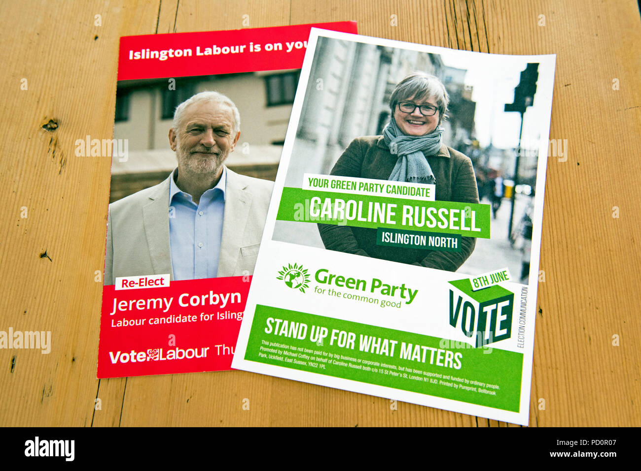 Dépliants électoraux pour la main-d'œuvre et partis verts dans Islington au nord de Londres, Angleterre Royaume-uni Grande-Bretagne Banque D'Images