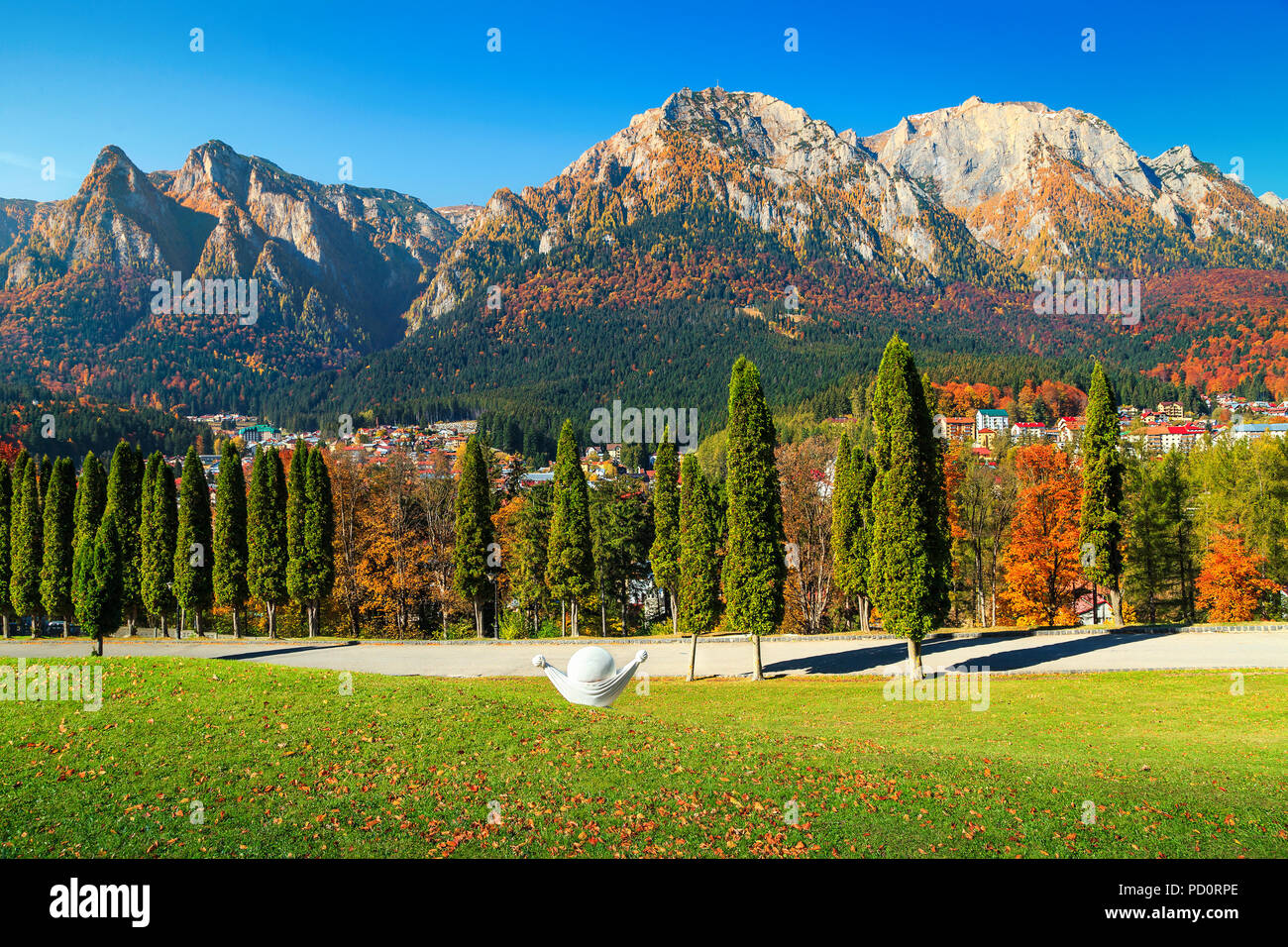 La Vallée de Prahova fantastique meilleur touristique, montagnes de Bucegi en arrière-plan et pittoresque paysage d'automne, Busteni, Transylvanie, Roumanie, Europe Banque D'Images