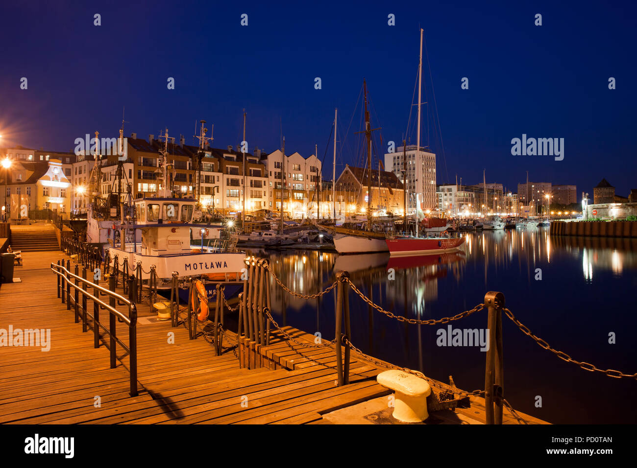 La ville de Gdansk, au bord de l'eau la nuit en Pologne, la marina et les immeubles à appartements Banque D'Images