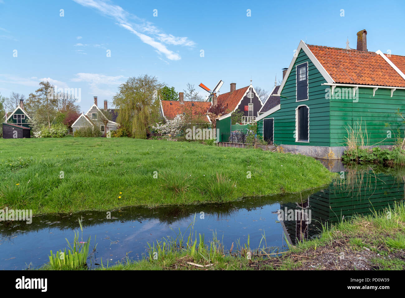 Paysage rural de maisons anciennes et canal à Zaanse, Pays-Bas Banque D'Images