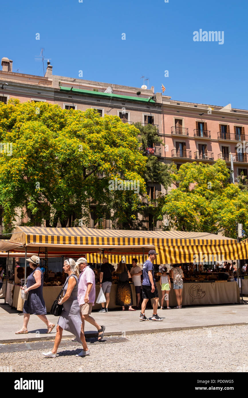 Marché d'antiquités de plein air dans l'Avenue Cathedral, Plaza, dans le quartier gothique, Barcelone, Espagne Banque D'Images