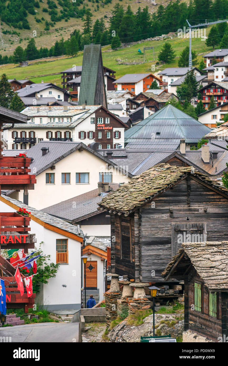 Cabane en bois traditionnel sur staddle pierres à l'entrée du village de Saas Fe dans le Saastal (Vallée de Saas) dans le canton du Valais, Suisse Banque D'Images