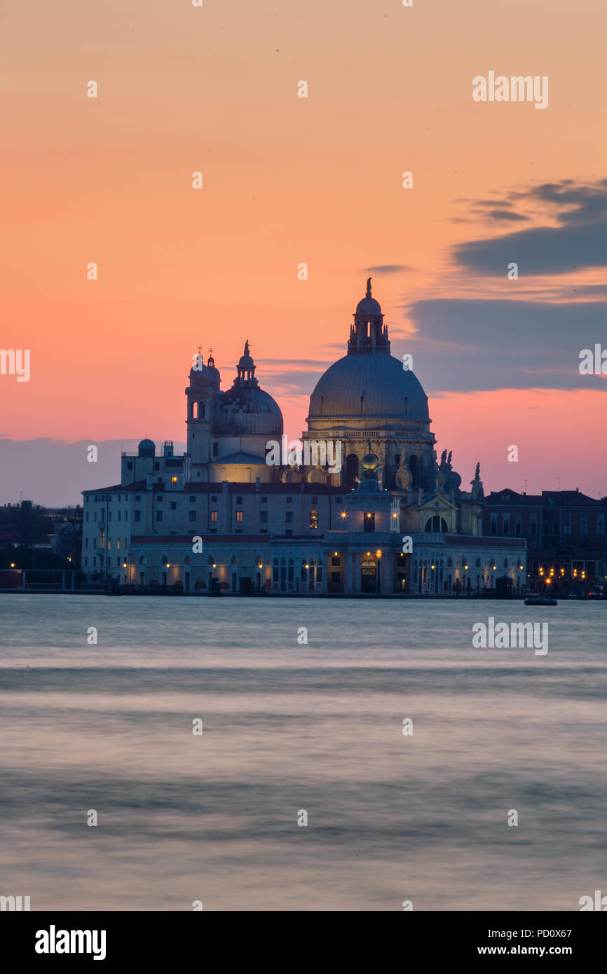 Santa Maria della Salute au coucher du soleil à Venise, Italie Banque D'Images