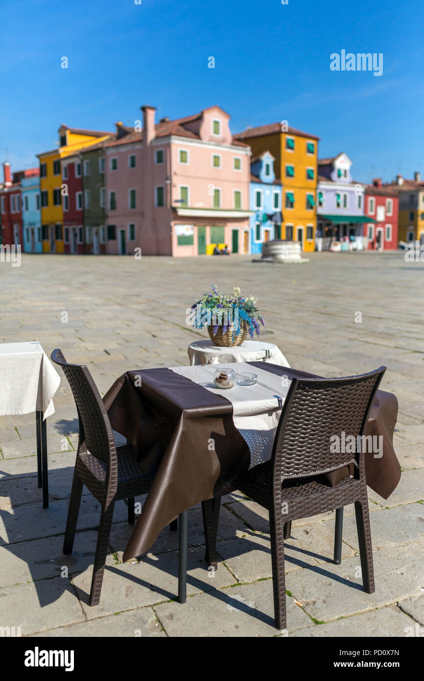 Terrasse d'un café confortable à l'île Burano à Venise, Italie Banque D'Images