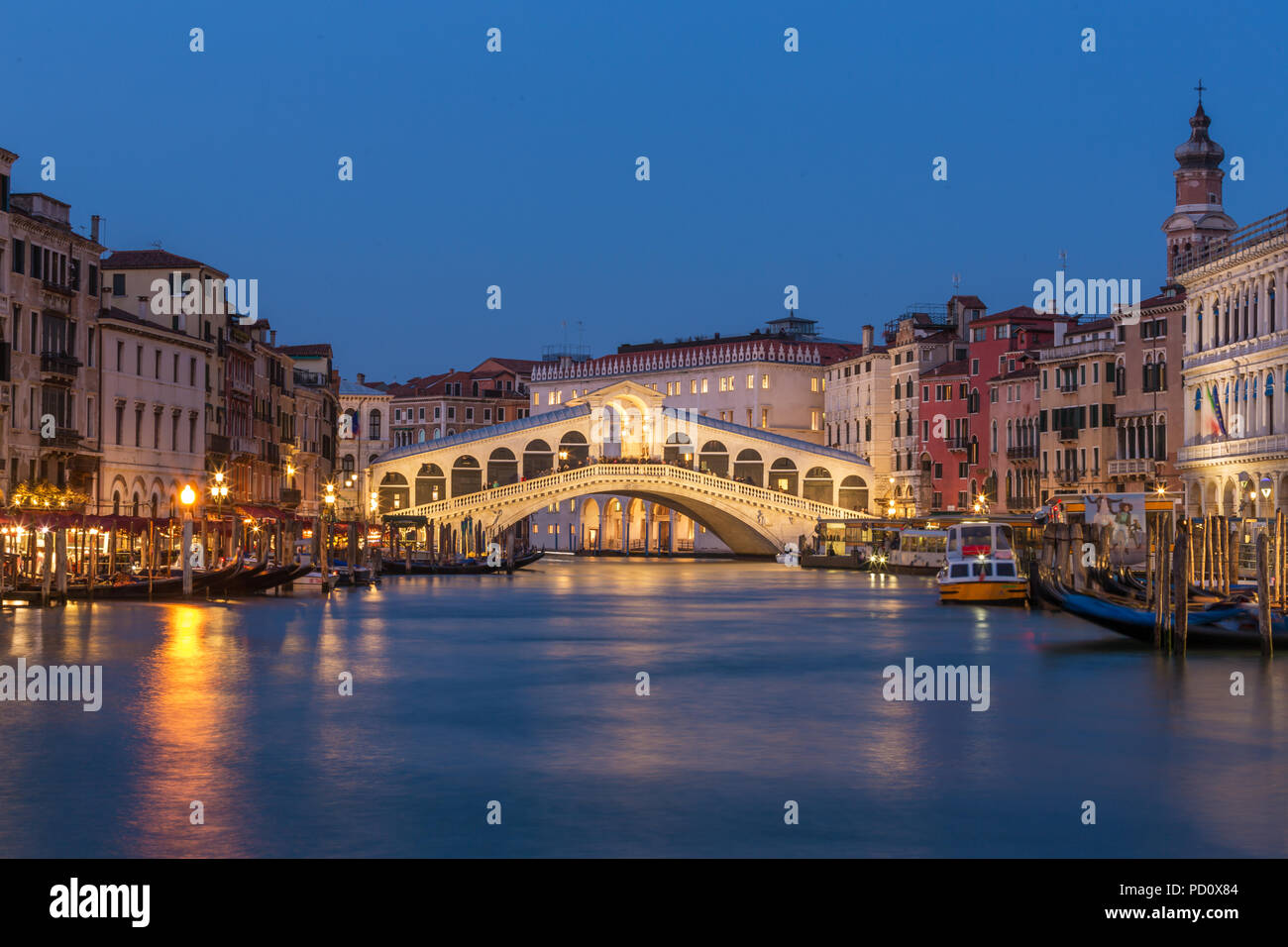 Pont du Rialto et le Grand Canal de nuit à Venise, Italie Banque D'Images