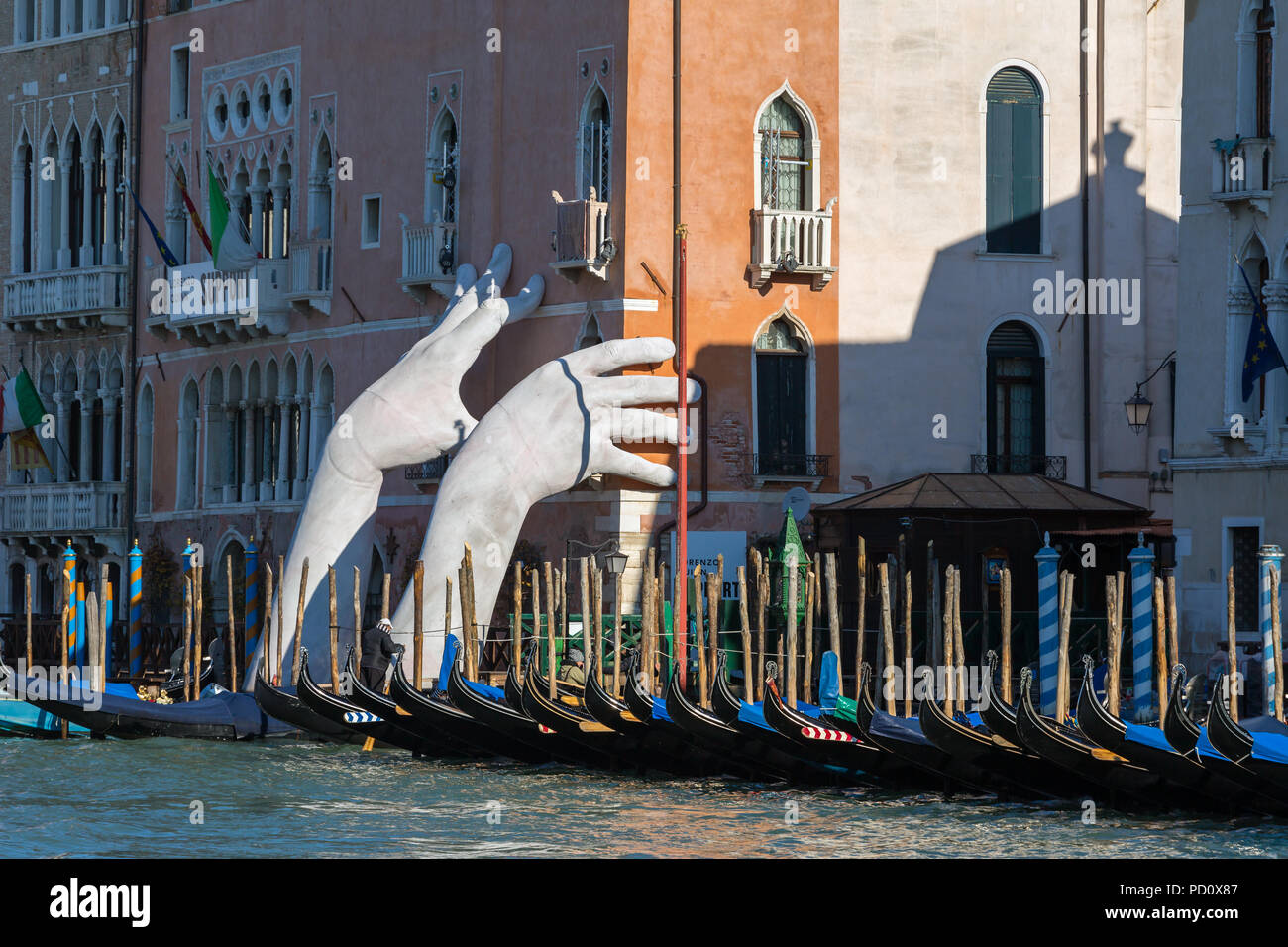 Venise, Italie - 22 mars 2018 : mains géantes passer de l'eau du Grand Canal pour soutenir la construction de Venise. Ce puissant rapport sur les chan Banque D'Images
