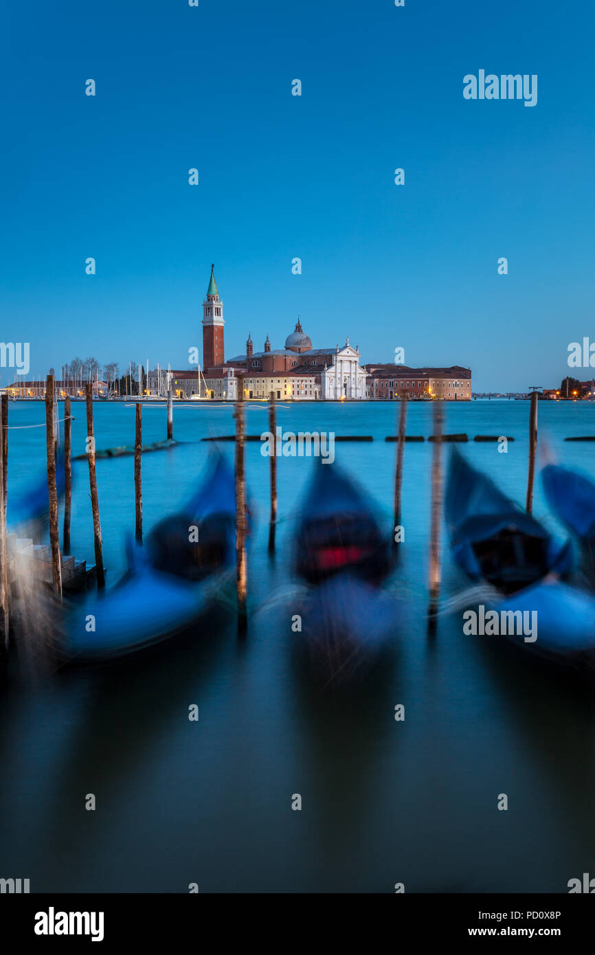San Giorgio Maggiore Église et au crépuscule, les gondoles à Venise, Italie. Banque D'Images