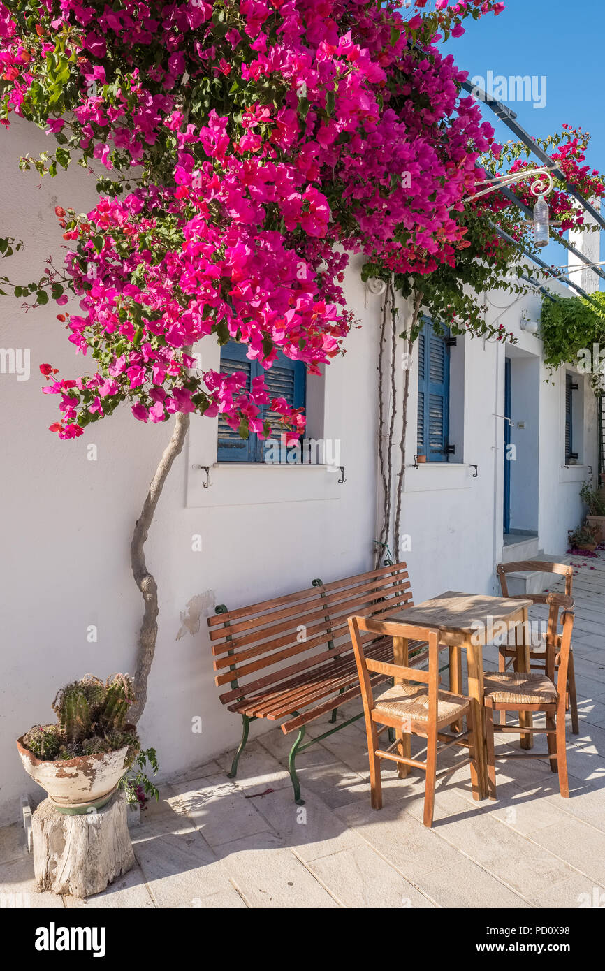 Vue sur la rue pittoresque de Lefkes village sur l'île de Paros, Cyclades, Grèce Banque D'Images