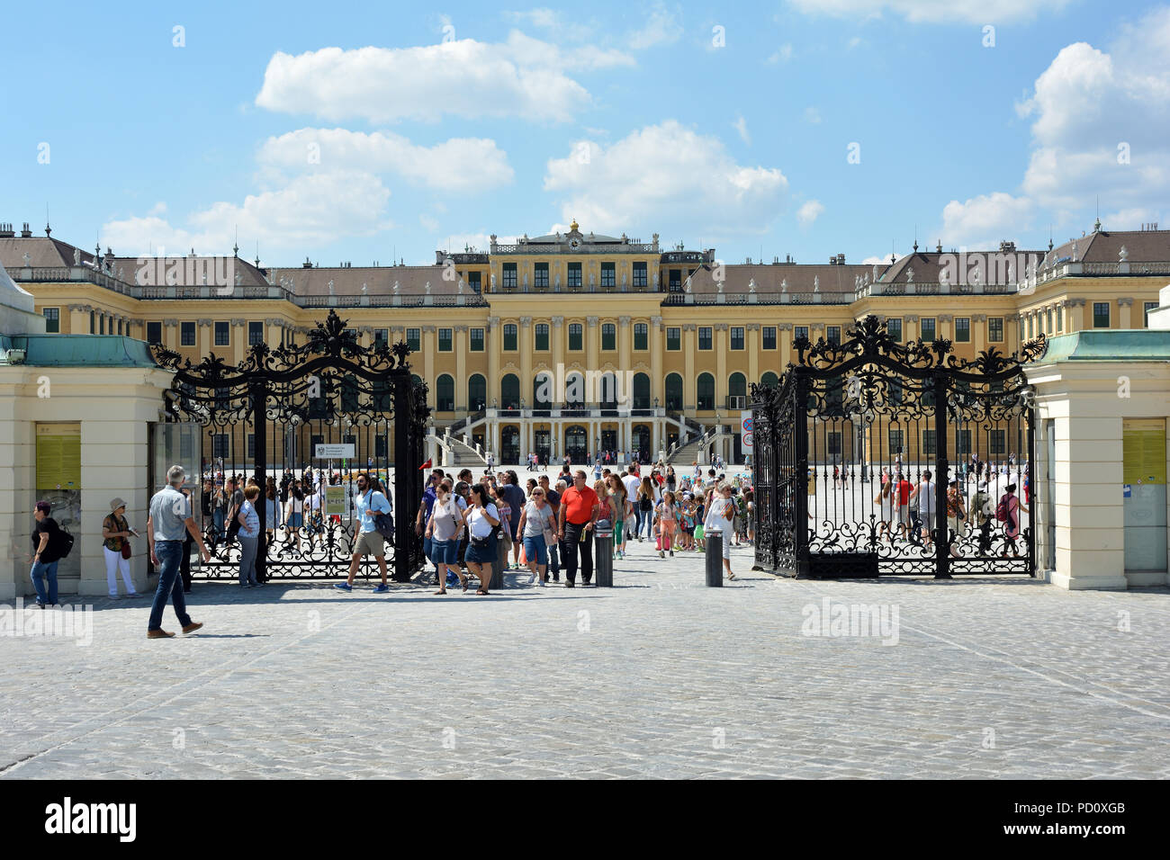 Entrée principale du palais et jardins de Schönbrunn à Vienne - Autriche. Banque D'Images