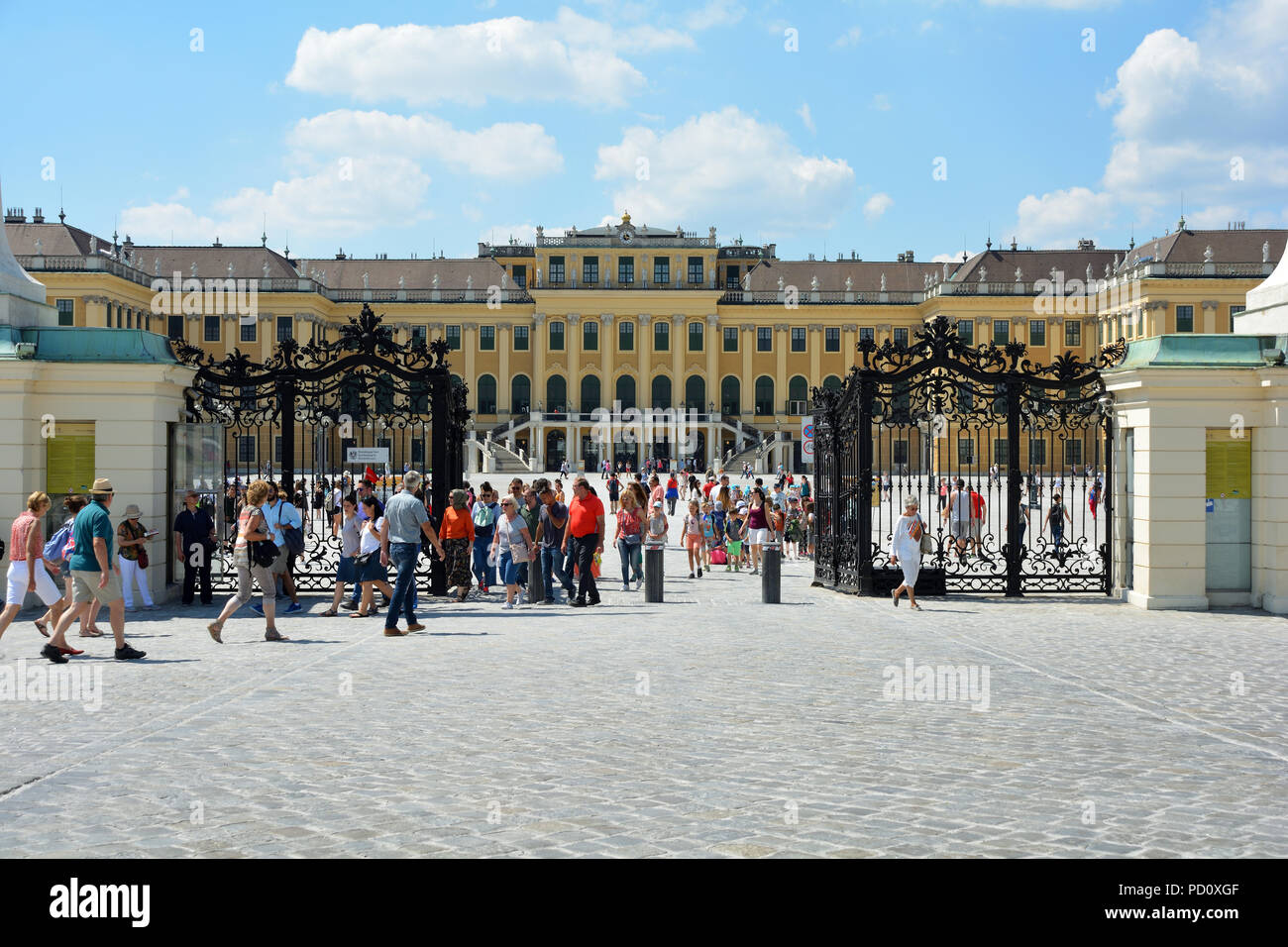 Vienne, Autriche - 20 juin 2018 : entrée principale du palais et jardins de Schönbrunn à Vienne - Autriche. Banque D'Images