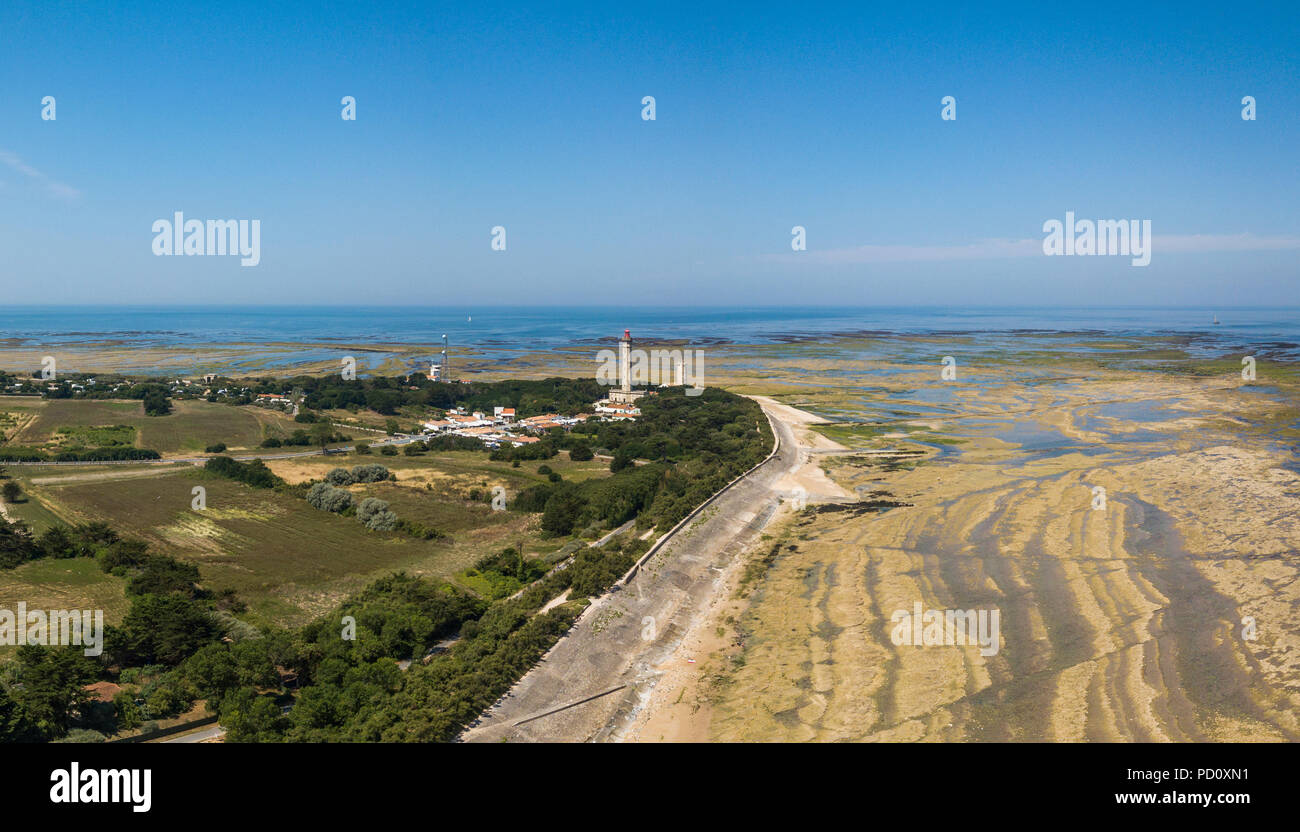 Vue aérienne de Baleines phare à marée basse, France Banque D'Images