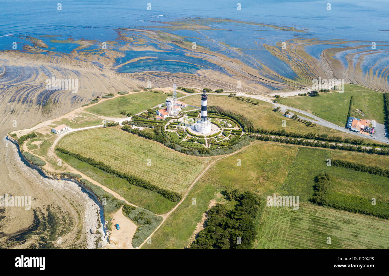 Vue aérienne du phare de Chassiron à marée basse, France Banque D'Images