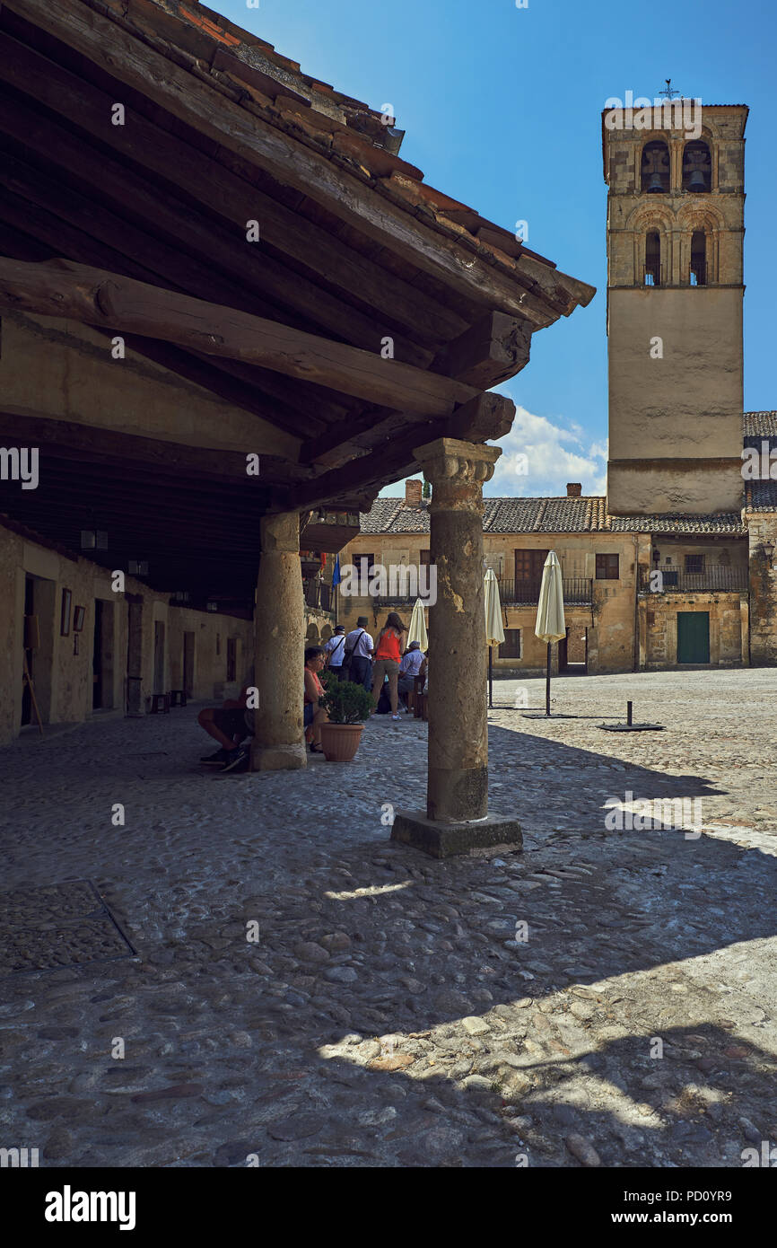 Arcade médiévale de la place principale et l'église de San Juan à l'arrière-plan du village de Pedraza, ville de Ségovie, Espagne, Europe Banque D'Images