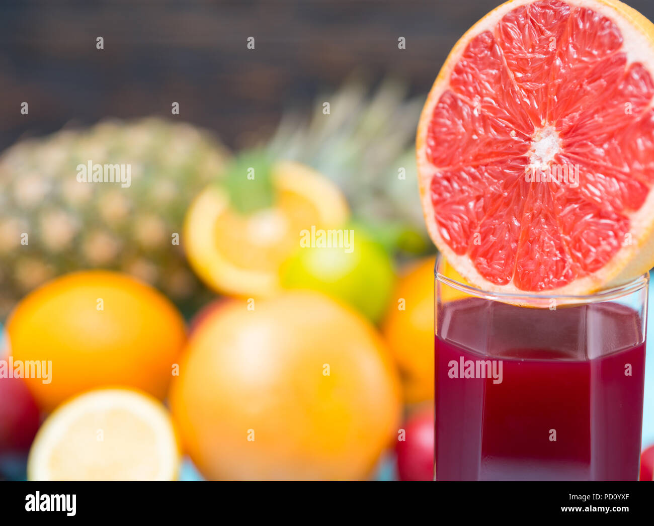 La moitié des pamplemousses sur verre à jus de fruits in close up Banque D'Images