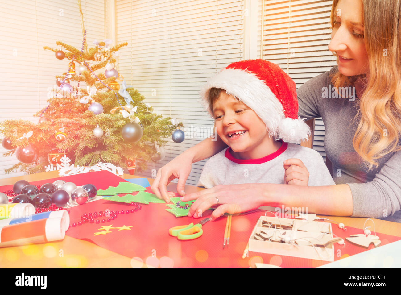 Jeune maman faire des ornements de Noël avec son fils Banque D'Images