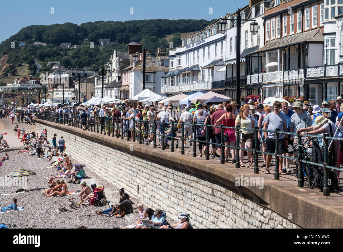 L'Esplanade du front de mer paniers à Sidmouth, Devon, au cours de la semaine folklorique en 2018, avec des stands le long de rle passage couvert. Banque D'Images