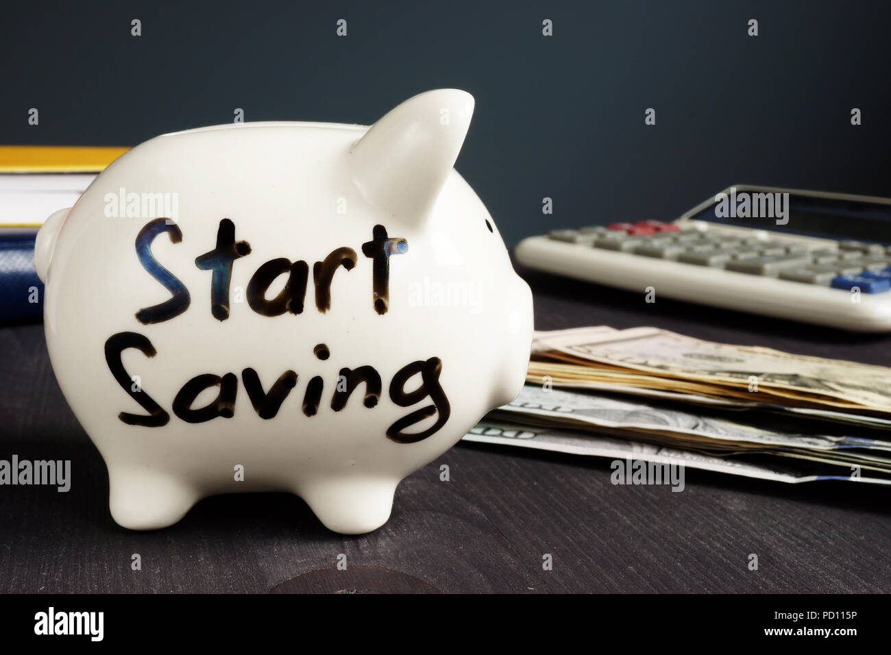 Commencez à économiser écrit sur une tirelire et de l'argent. Banque D'Images
