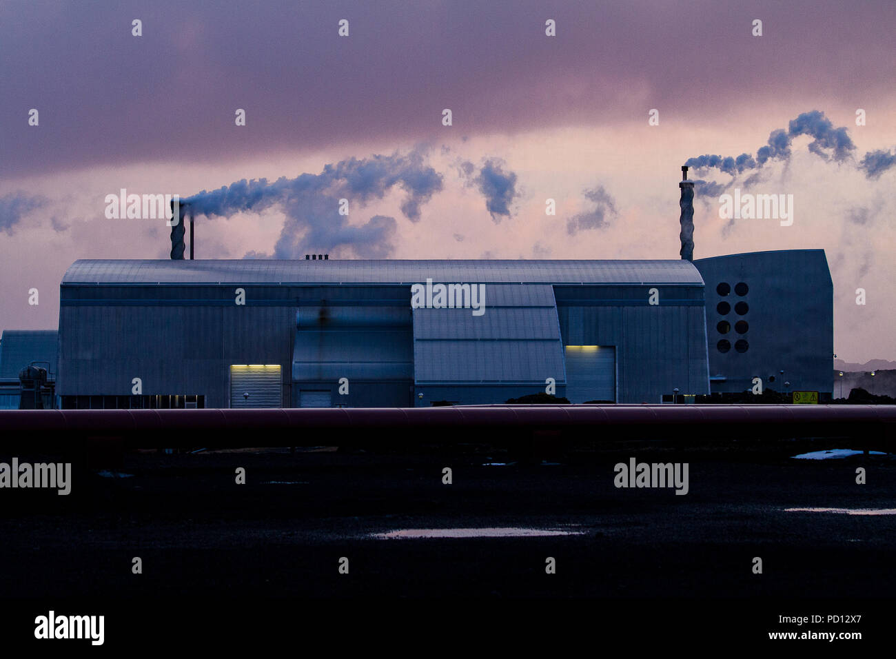 L'usine de l'énergie au coucher du soleil, de l'Islande Banque D'Images