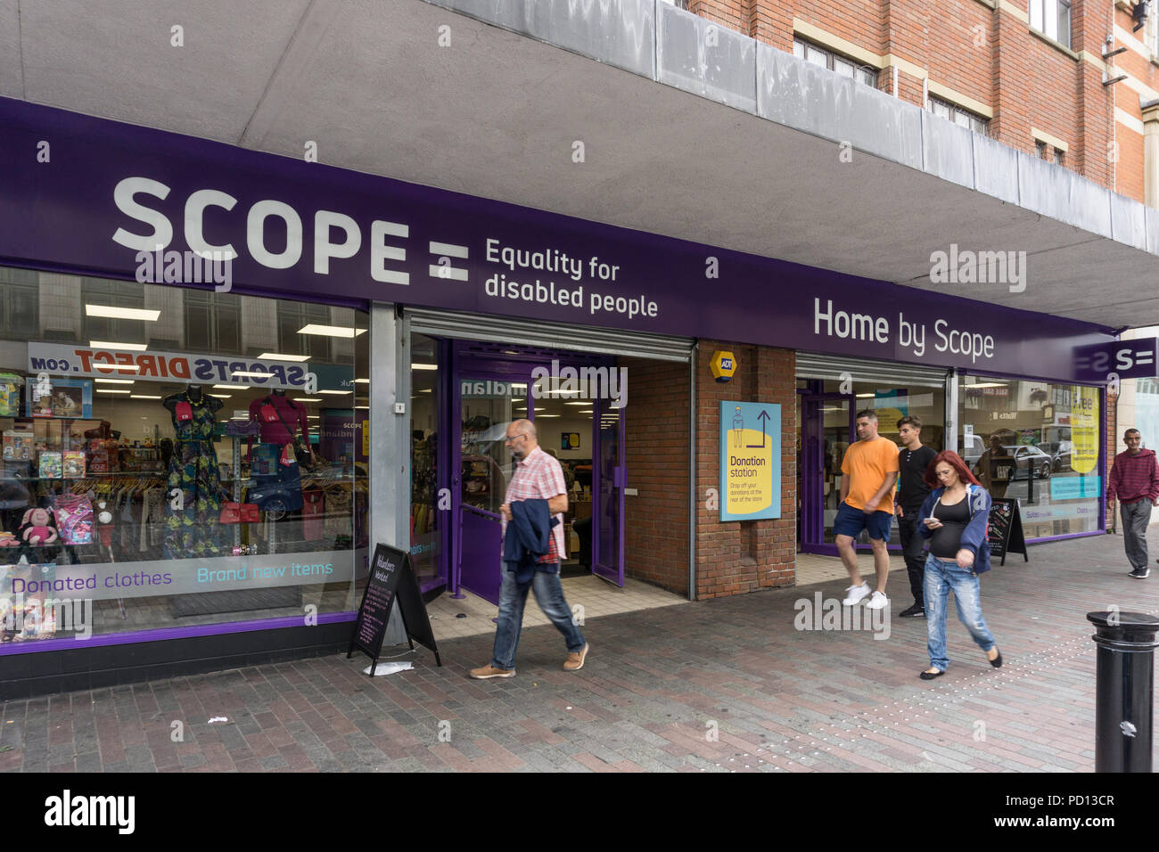 La portée magasin de charité à Northampton, Royaume-Uni ; c'est le premier atelier d'électricité et de meubles pour l'organisme qui contribue à l'égalité pour les personnes handicapées. Banque D'Images