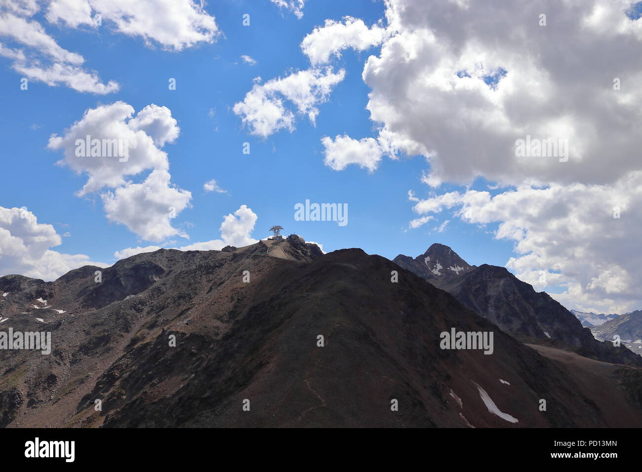 Pic de la montagne de Gaislachkogel près de Sölden, Ötztal Alpes en Tyrol, Autriche. Vue aérienne, vue d'un parapente. Banque D'Images