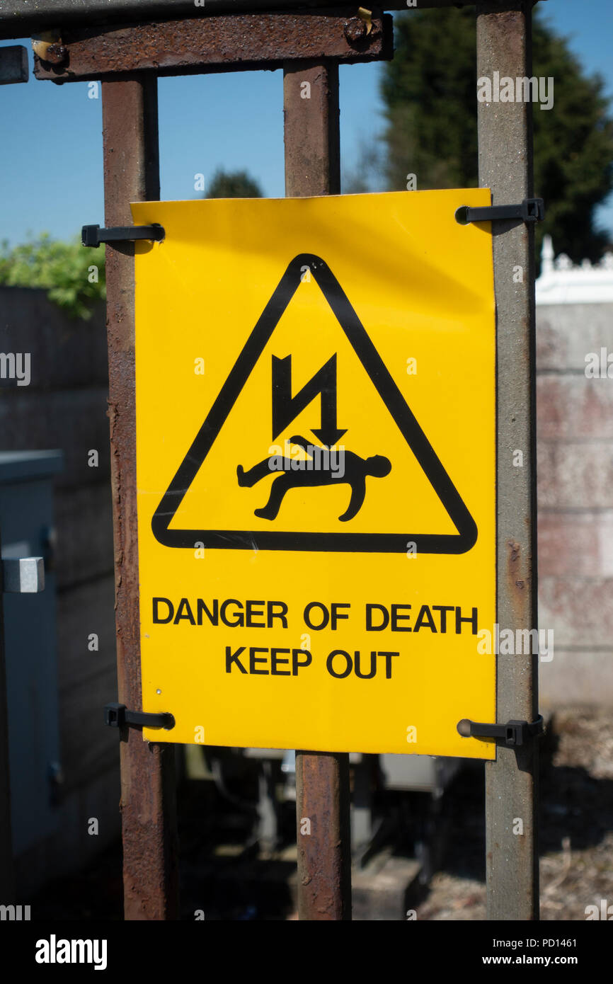 Danger de mort signe sur un poste électrique Banque D'Images