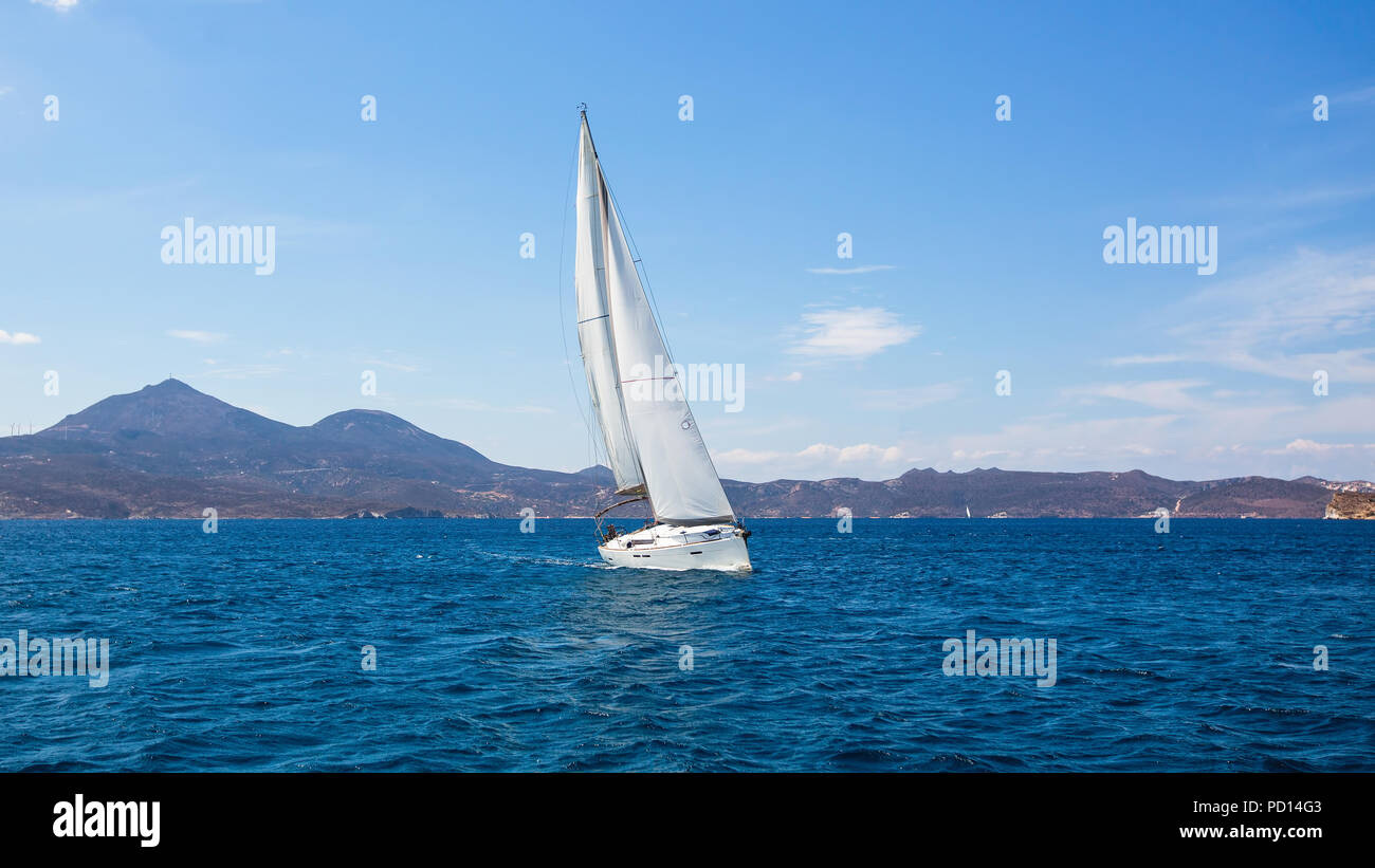 Bateau à voile Yacht de luxe avec voiles blanches dans la mer. Banque D'Images