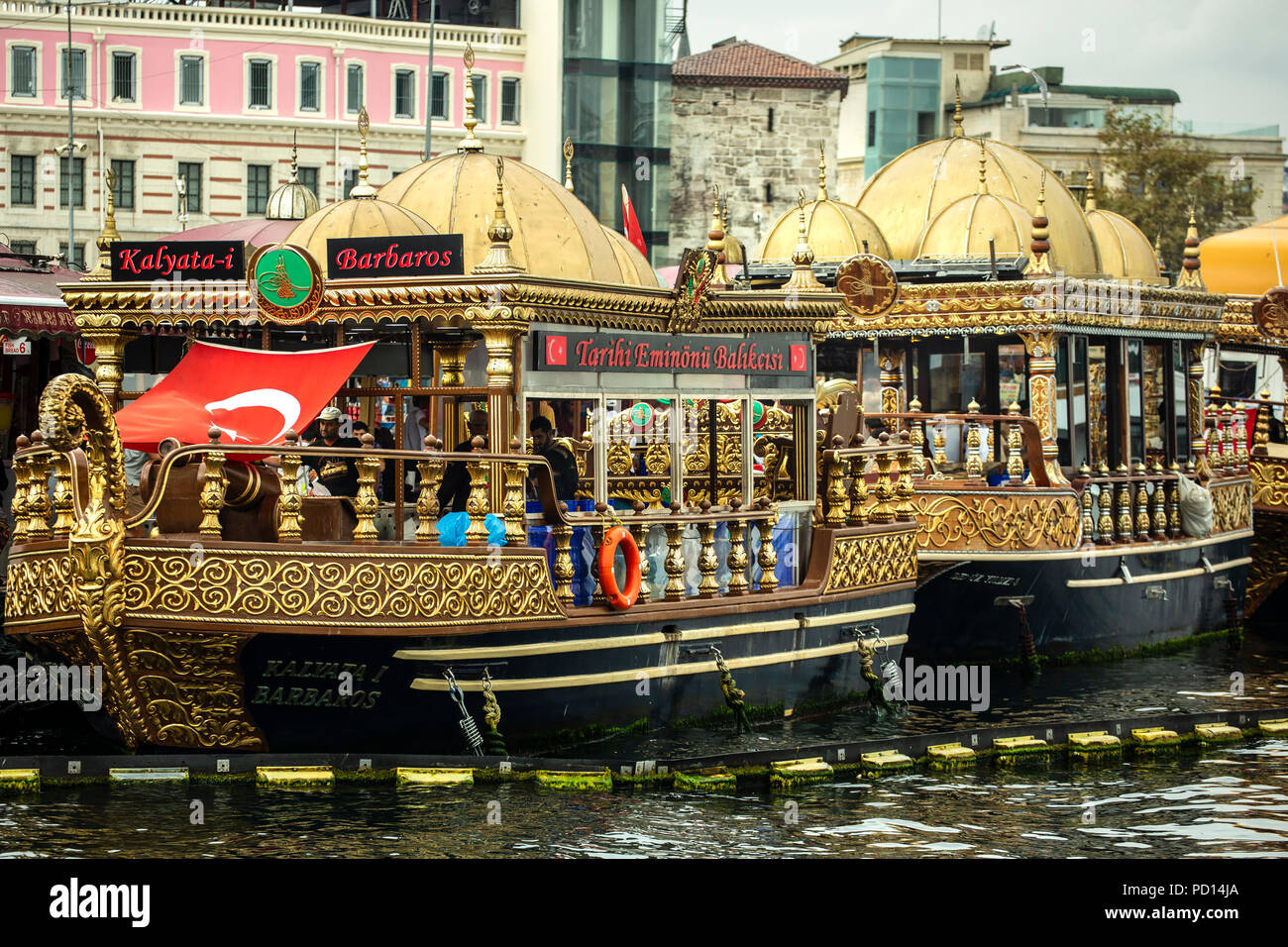 Restaurant sandwich poisson bateaux et drapeau turc, Eminonu, Istanbul, Turquie Banque D'Images