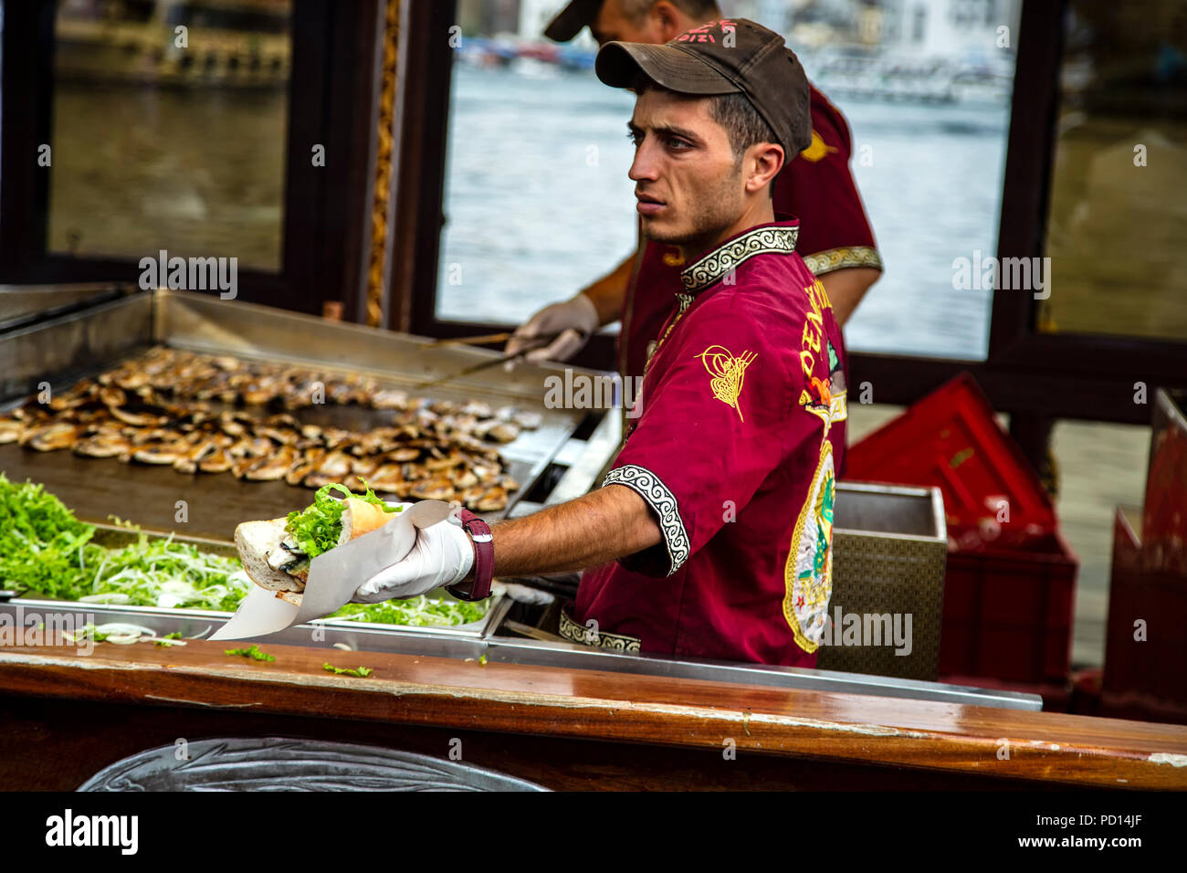 Le poisson est cuit en bateau restaurant sandwich, Eminonu, Istanbul, Turquie Banque D'Images