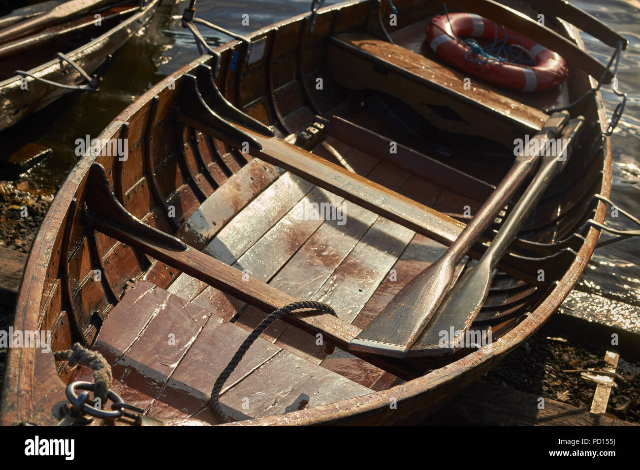 Ligne en bois des bateaux sur le lac Windermere, Parc National de Lake District, Cumbria, England, UK Banque D'Images