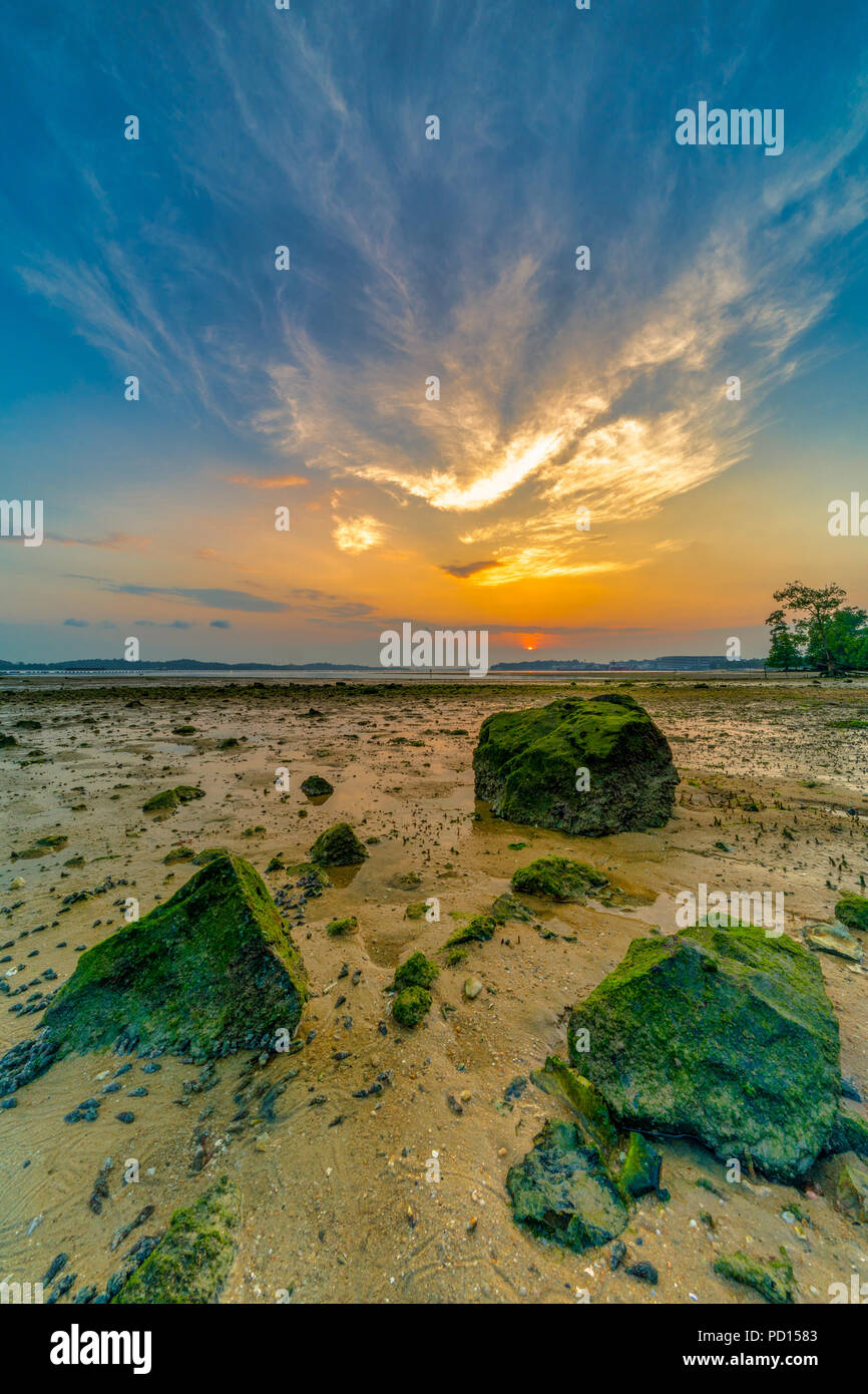 Lever du soleil sur la plage de Pasir Ris à Singapour Banque D'Images