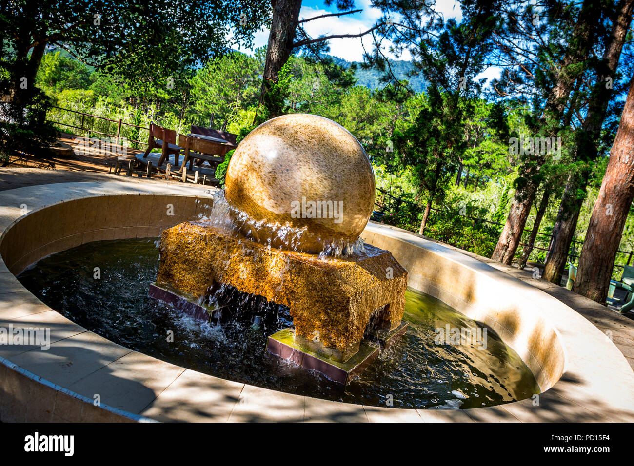 Fontaine en marbre à la fin de la tour en téléphérique à Da Lat, Vietnam. C'est dans le jardin au Temple Bouddhiste Truc Lam, Chia. Banque D'Images