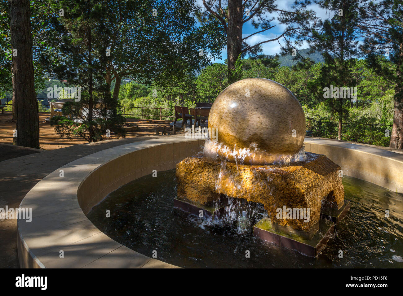 Boule de marbre fontaine au jardin à Chia Temple Bouddhiste Truc Lam à Da Lat, l'extrémité du câble ride. Banque D'Images