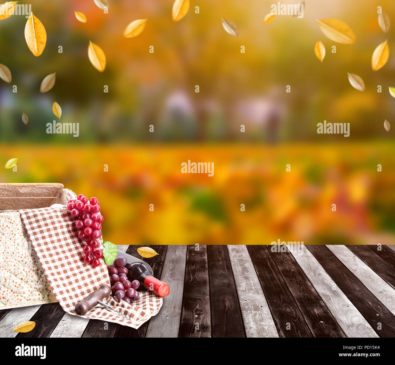 Panier alimentaire avec du vin rouge pour pinic sur table en bois à  l'automne et la saison de récolte d'automne, maison de vacances.  Arrière-plan de l'action de copie et de l'espace pour