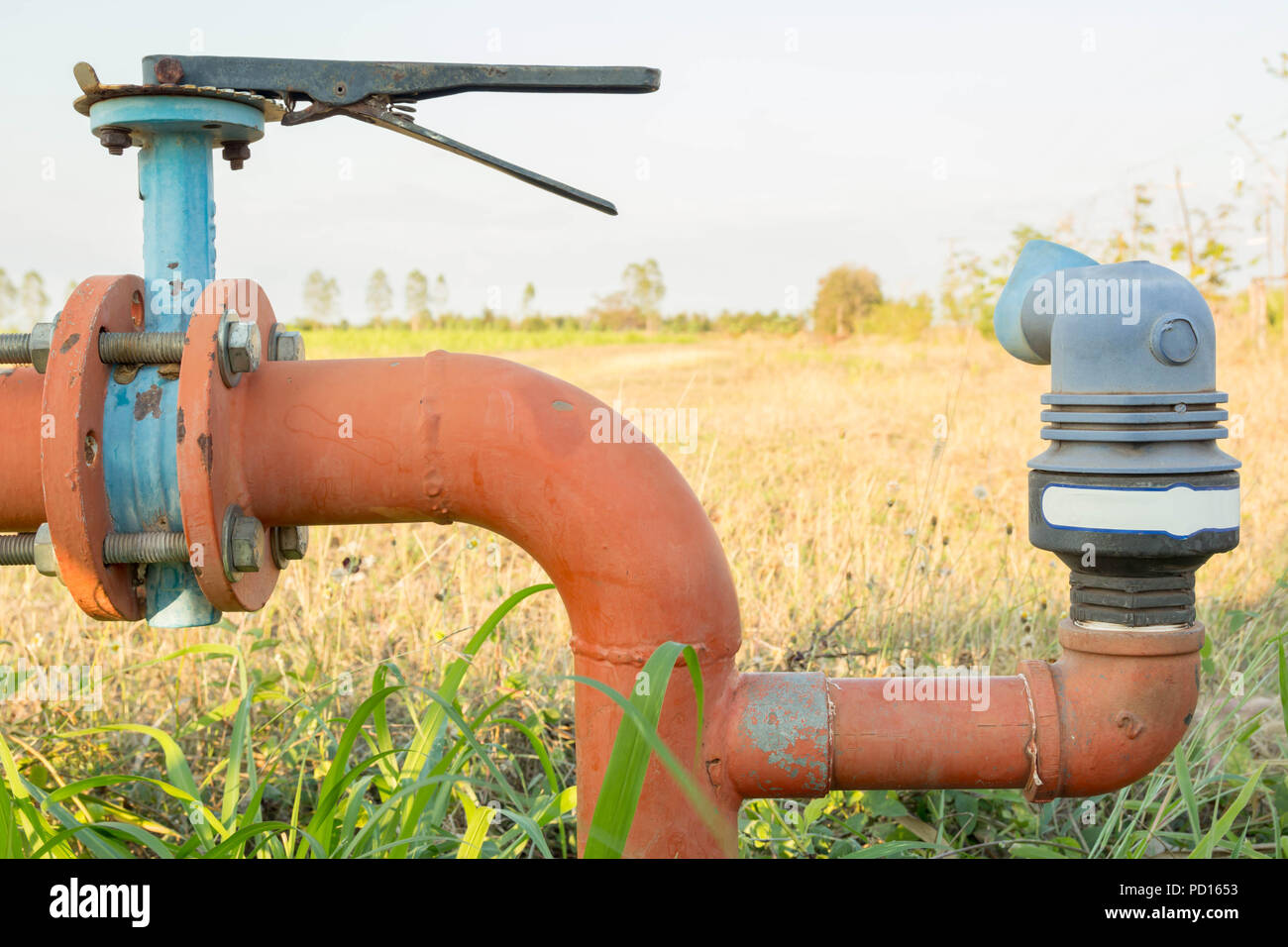 Raccords et tuyaux en acier d'une eau d'irrigation Banque D'Images