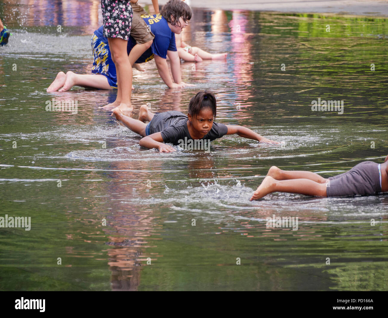 Enfants jouant dans la Fontaine de la Couronne, le Millennium Park, Chicago, Illinois. Banque D'Images