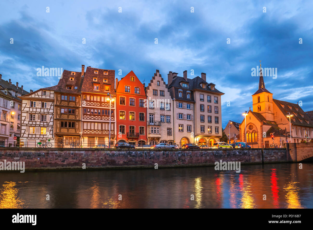 Strasbourg La moitié Bois de nuit sur les toits de la ville, Strasbourg France Banque D'Images