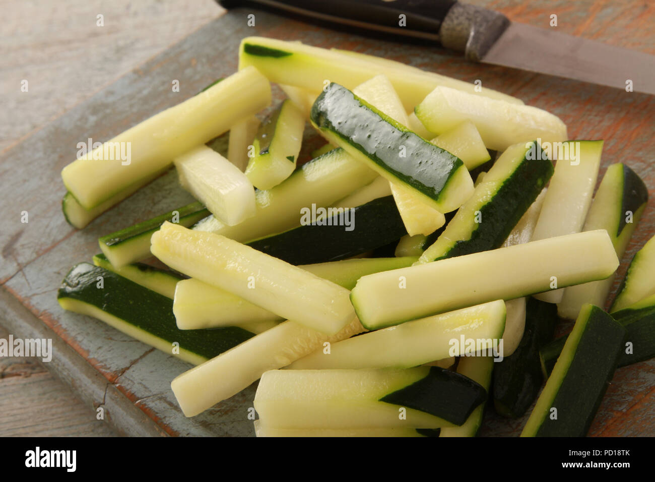 La préparation des matraques de courgettes Banque D'Images