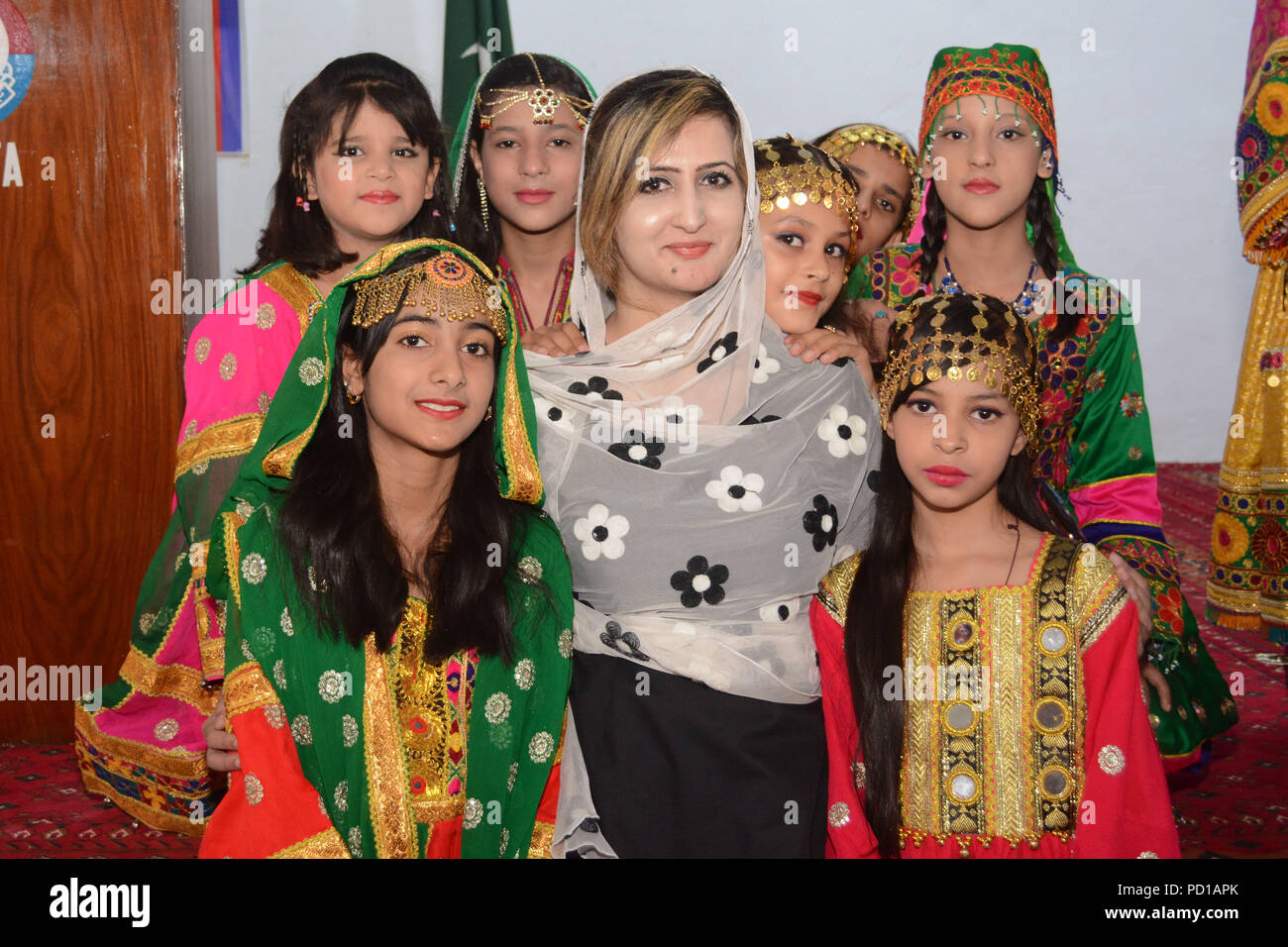 Quetta, Pakistan. 04 août 2018 : une photo de groupe de la grammaire de la police les élèves du secondaire avec le célèbre ville-étape Mademoiselle Farina Khan Khattak avant exécution au cours d'un évènement concernant la journée de la police nationale à la police dans la région de Quetta. Banque D'Images