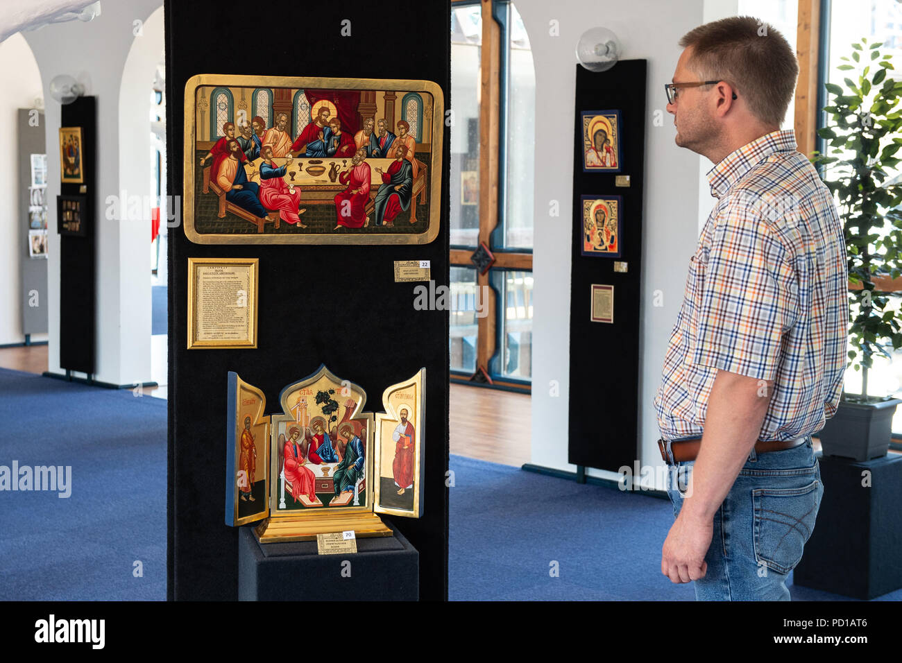 Gifhorn, Allemagne. 06Th Aug 2018. Les icônes 'La Cène' (ci-dessus) et "petit autel avec Arch' Oriental sont exposés au palais de Bell. Sur la droite est Philipp Oppermann, directeur de l'Gifhorn Mill Museum. Jusqu'au 30 septembre 2018, diverses icônes expressives de la langue russe et des techniques de peinture grecque sera à l'affiche. Credit : Swen Pförtner/dpa/Alamy Live News Banque D'Images