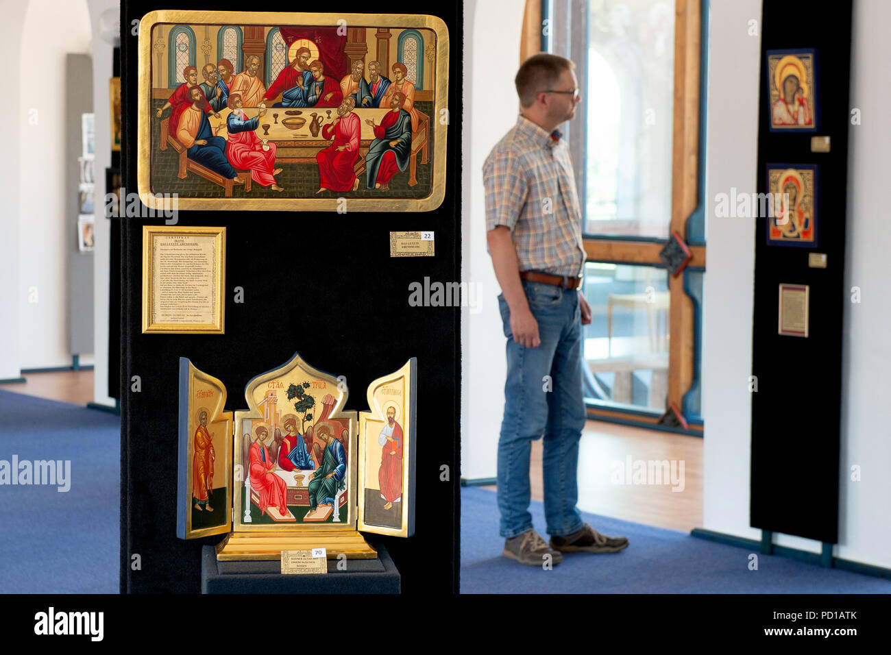 Gifhorn, Allemagne. 06Th Aug 2018. Les icônes 'La Cène' (ci-dessus) et "petit autel avec Arch' Oriental sont exposés au palais de Bell. Sur la droite est Philipp Oppermann, directeur de l'Gifhorn Mill Museum. Jusqu'au 30 septembre 2018, diverses icônes expressives de la langue russe et des techniques de peinture grecque sera à l'affiche. Credit : Swen Pförtner/dpa/Alamy Live News Banque D'Images