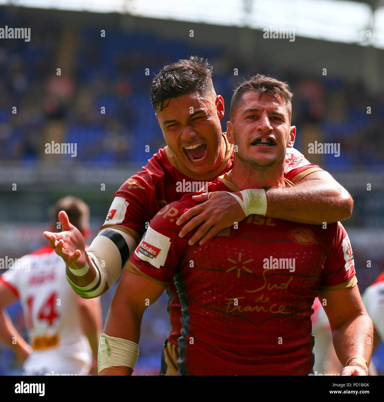 Bolton, Royaume-Uni. 5 août 2018. Stade de l'Université de Bolton, Bolton, Angleterre ; Ladbrokes Challenge Cup Rugby semi finale, St Helens contre des dragons Catalans ; Benjamin Garcia des Dragons catalans est félicité par Brayden Wiliame de Dragons Catalans après son deuxième essai à la 38e minute pour le rendre 0-25 Banque D'Images