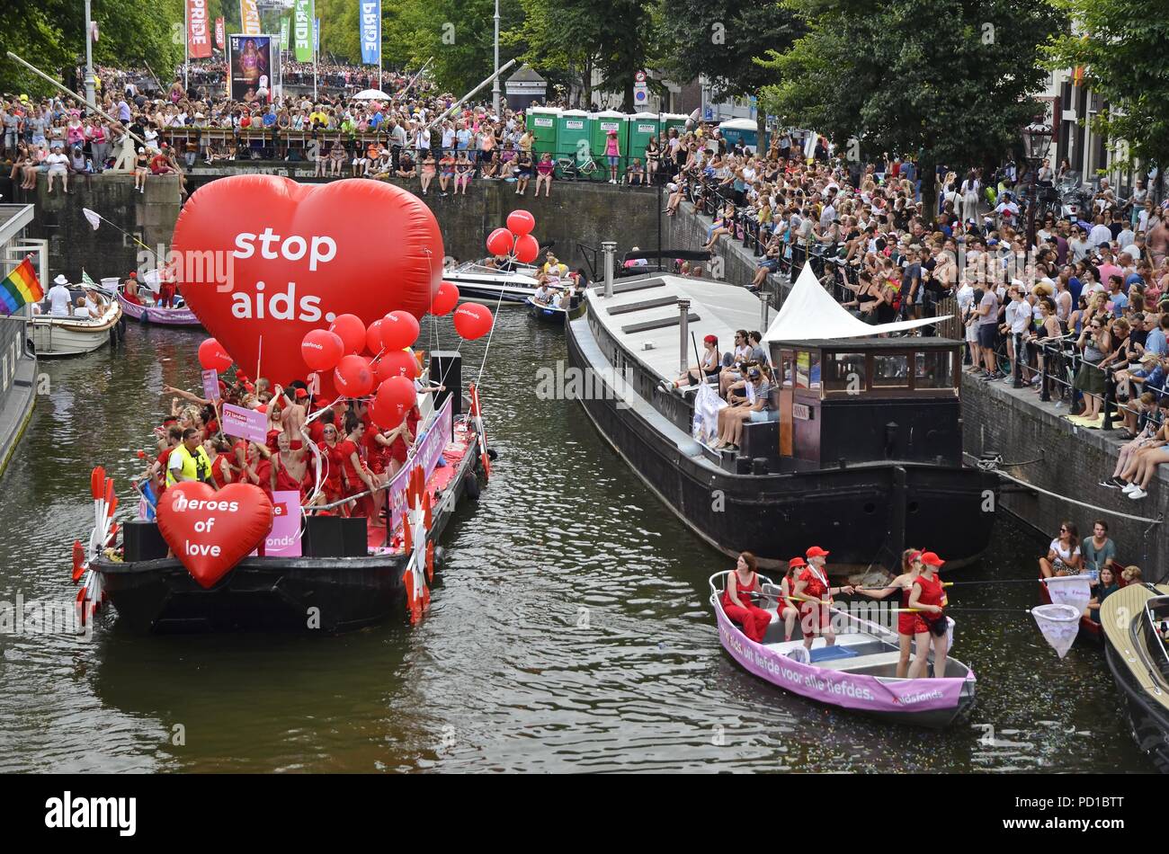 Amsterdam, Pays-Bas - 4 août 2018 : l'Aids Foundation (Fonds) bateau sur le canal de Prinsengracht au moment de la Pride Parade de bateaux chez les spectateurs Crédit : Adam Photographie/Szuly Alamy Live News Banque D'Images