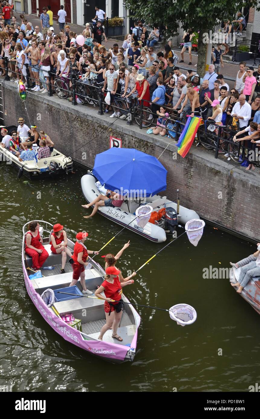 Amsterdam, Pays-Bas - 4 août 2018 : Don bateau de la AIDS Foundation (Fonds) sur le canal de Prinsengracht, au moment de la Pride Parade de bateaux chez les spectateurs Crédit : Adam Photographie/Szuly Alamy Live News Banque D'Images