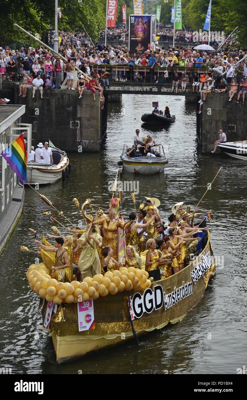 Amsterdam, Pays-Bas - 4 août 2018 : Le bateau sur la SOA GGD canal Prinsengracht, au moment de la Pride Parade de bateaux chez les spectateurs Crédit : Adam Photographie/Szuly Alamy Live News Banque D'Images