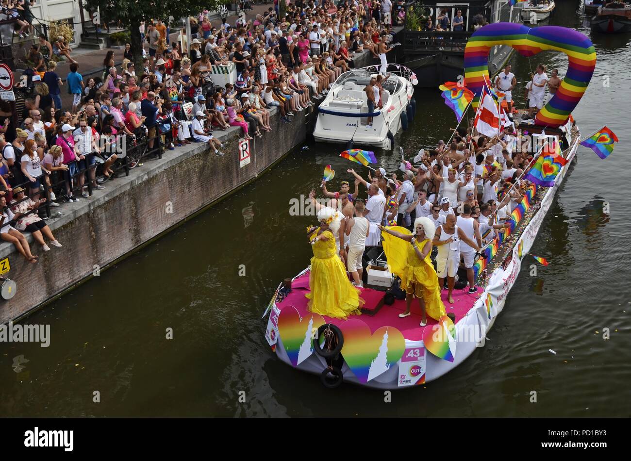 Amsterdam, Pays-Bas - 4 août 2018 : Le Landelijk Netwerk Biseksualiteit bateau sur le canal de Prinsengracht au moment de l'Amsterdam Pride parade de bateaux chez les spectateurs Crédit : Adam Photographie/Szuly Alamy Live News Banque D'Images